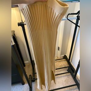 Tan pleated maxi skirt. S 2 (US). Whyte Valentyne (AUS) Flattering fit w/ slit.